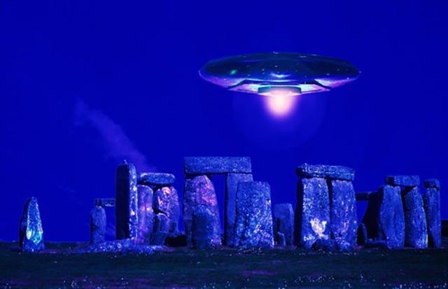 Người ngoài hành tinh được cho là tác giả của công trình bãi đá cổ Stonehenge.