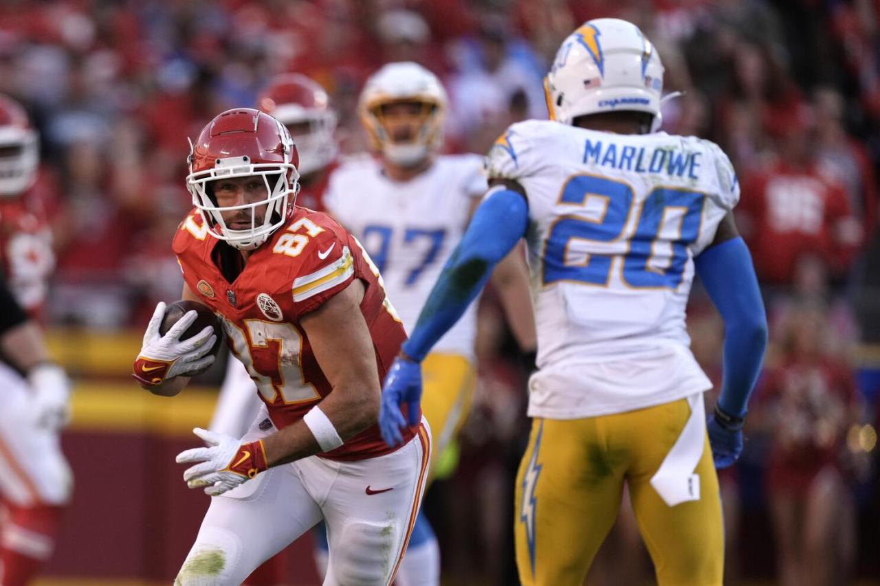 Mahomes throws for 424 yards and 4 TDs, Kelce has big day as Chiefs beat Chargers 31-17 - The San Diego Union-Tribune