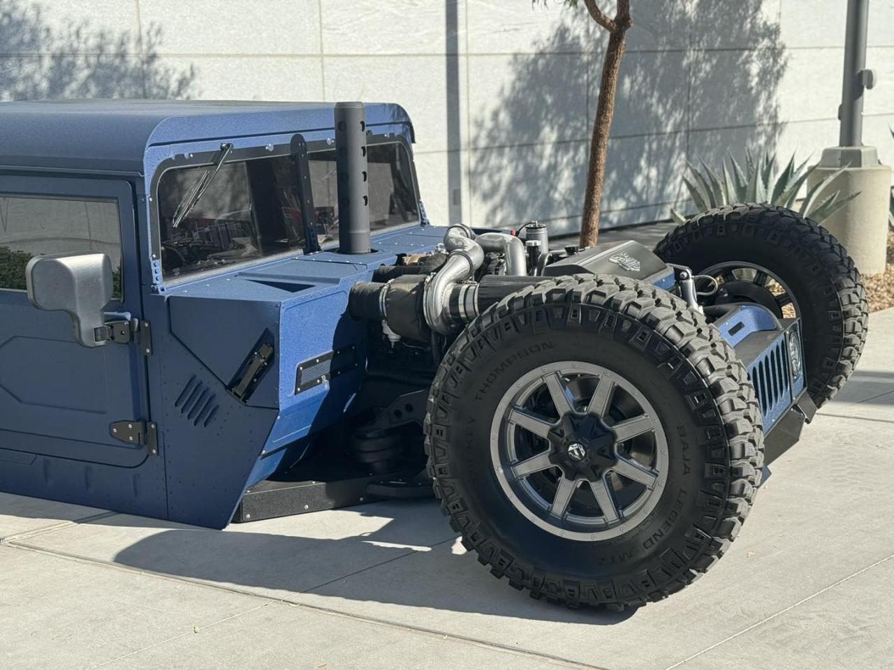 lamtac close up of the hummer h equipped with an f engine and a wide body that looks like a handsome monster at the sema show 65449eb2d60e0 Close-Up Of The Huмmer H1 Equipped WiTh An F1 Engine And A Wide Body That Looks Lιкe A Handsome Monster At The Sema Show