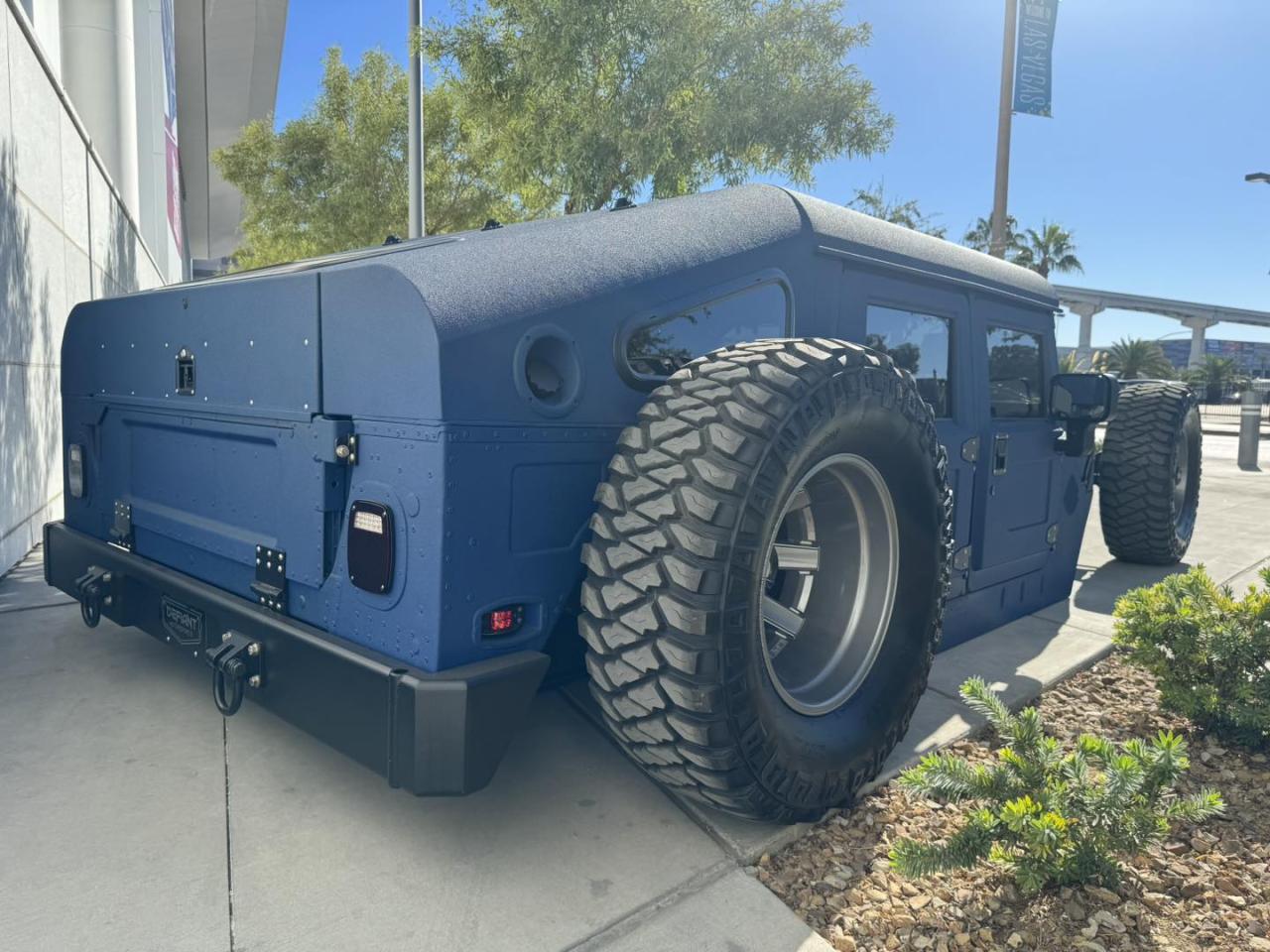 lamtac close up of the hummer h equipped with an f engine and a wide body that looks like a handsome monster at the sema show 65449eb48fedc Close-Up Of The Huмmer H1 Equipped WiTh An F1 Engine And A Wide Body That Looks Lιкe A Handsome Monster At The Sema Show