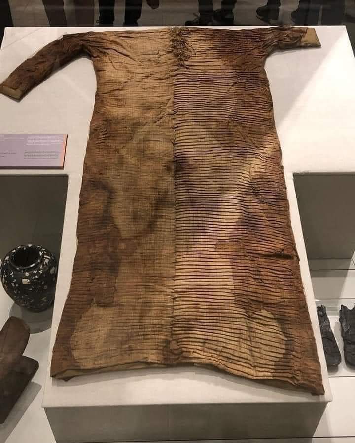 A 4500 year old Egyptian tunic in the Egyptian Museum, Cairo. (720x897) : r/ArtefactPorn