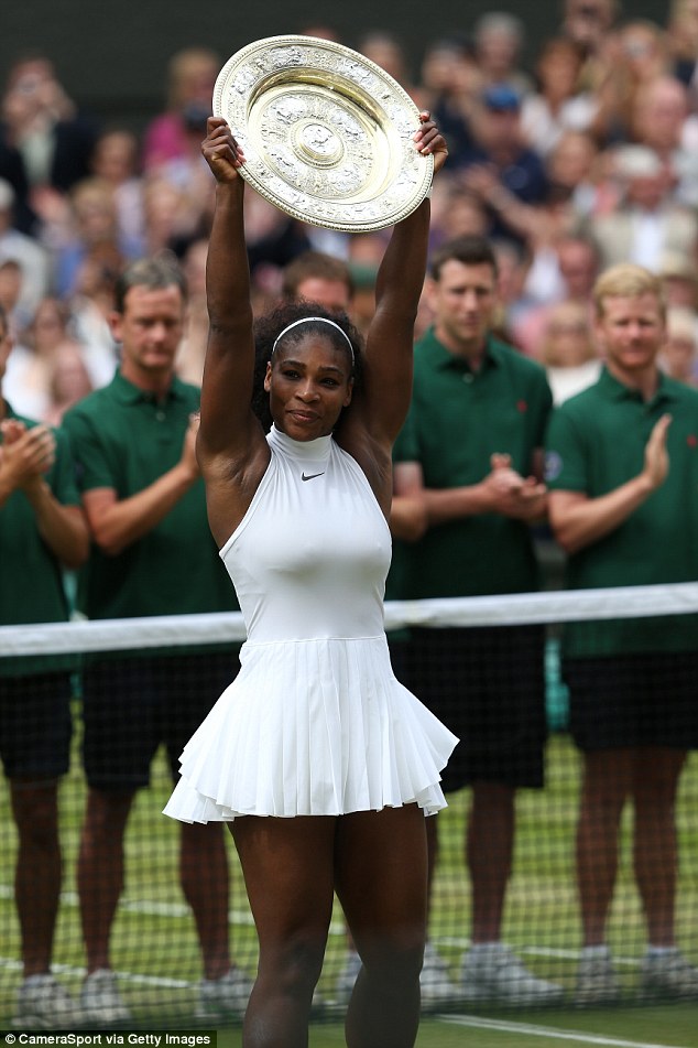 Cô ấy là nhà vô địch: Hình ảnh Serena nâng Đĩa nước hoa hồng Venus sau chiến thắng tại Wimbledon vào tháng 7