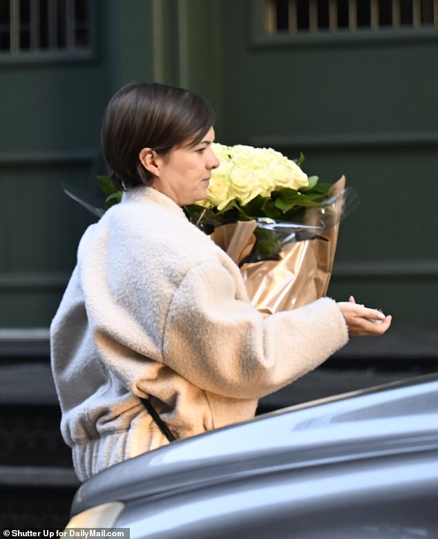 Swift also received a massive display of pale yellow roses