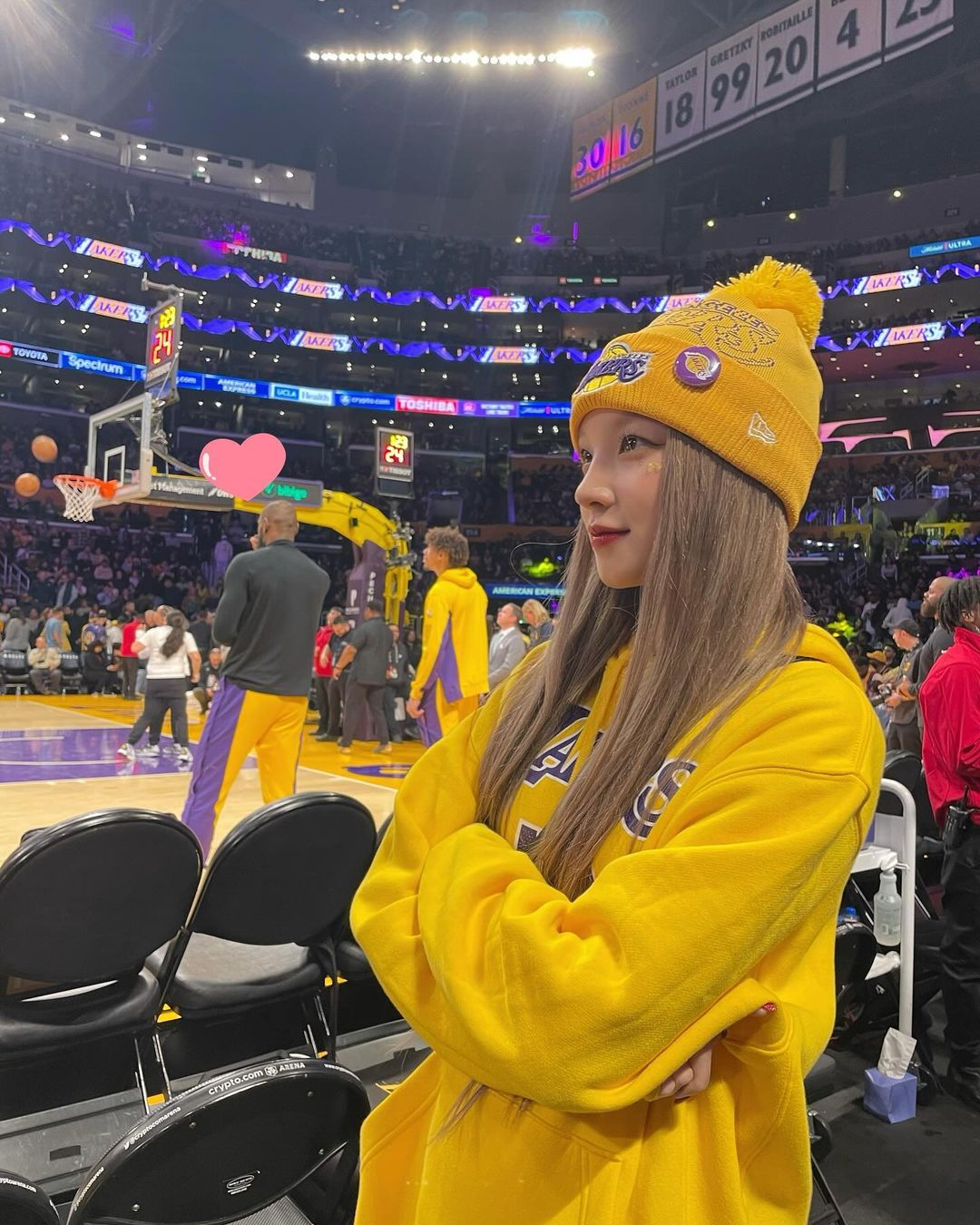 AR15 GF? K-Pop Yuqi Song attended the Lakers game in person, matched her top color, and was extensively photographed by fans