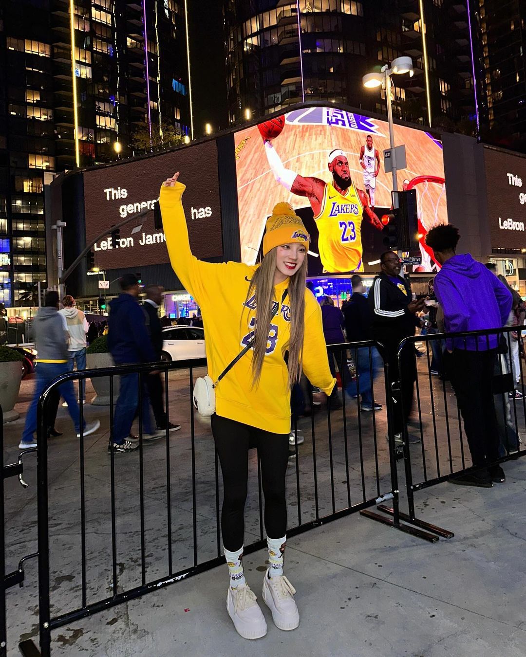 AR15 GF? K-Pop Yuqi Song attended the Lakers game in person, matched her top color, and was extensively photographed by fans