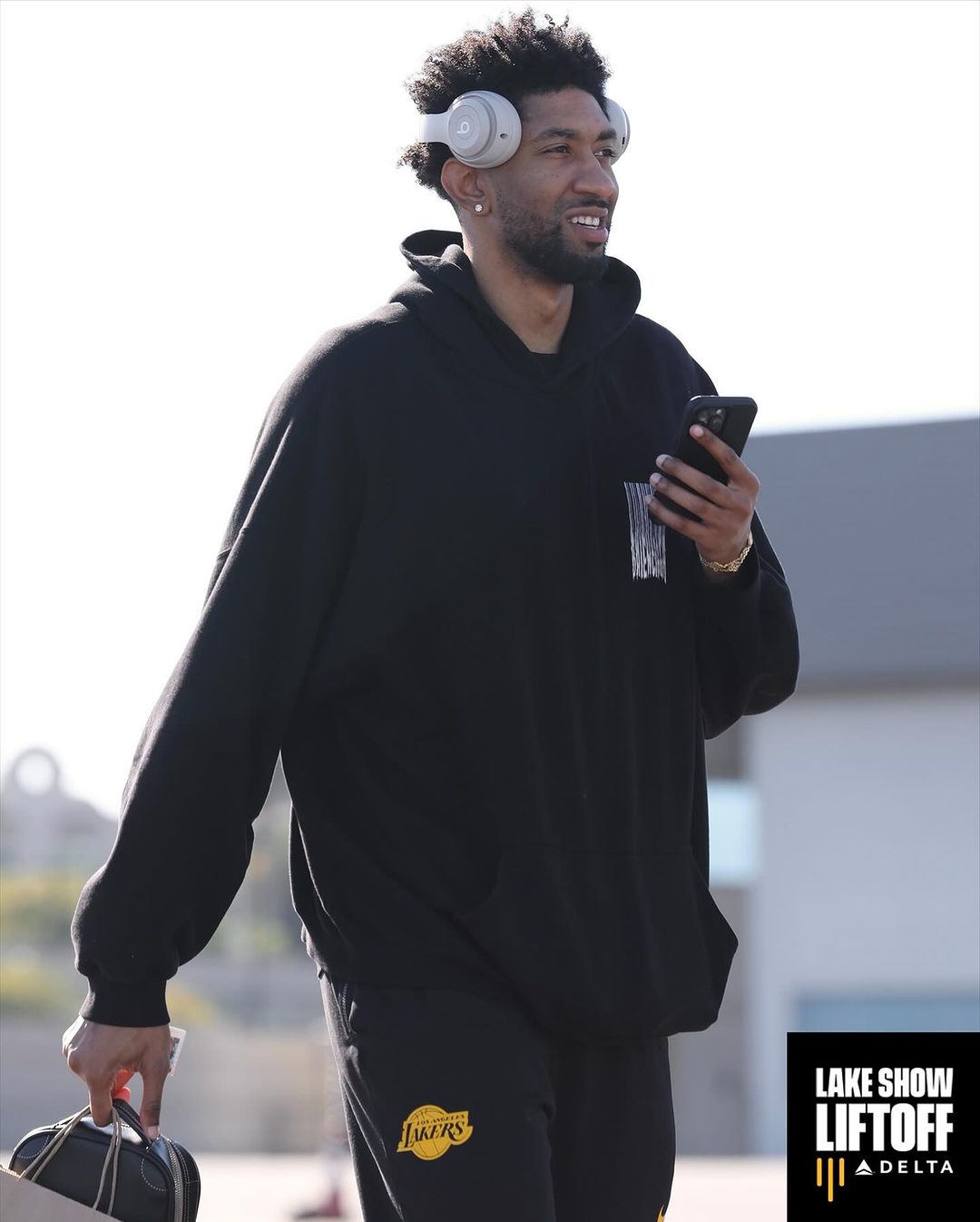 LeLandedinVega as Lakers jet to Vegas for IST game against Pelicans