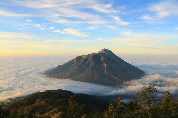 Thực hư chuyện ánh sáng ngoài hành tinh phát ra từ núi lửa ở Indonesia