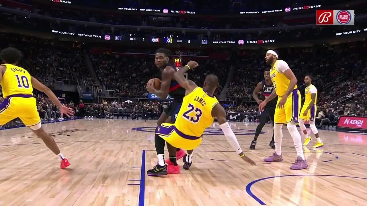 LeBron James gets his first flopping tech of the year after Isiah Stewart shσves him